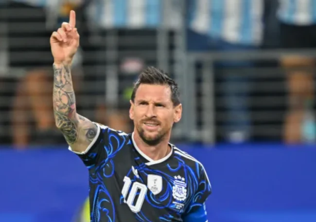 Messi và các đồng đội sẽ mặc áo đấu màu xanh đậm để chạm trán Anh. Ảnh: Getty.