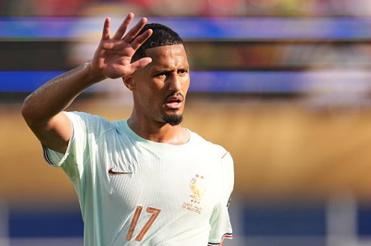 Saliba cũng gặp một vấn đề ở phần lưng. Ảnh: Getty Images.