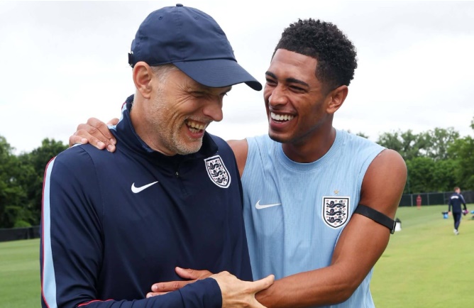 Ngoài những phút giây căng thẳng, Tuchel và Bellingham cũng có vài khoảnh khắc vui vẻ cùng nhau trên sân tập. Ảnh: Getty Images.