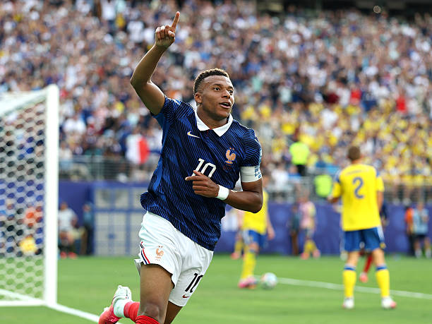 Ảnh bài viết Eto'o ám chỉ Mbappe không được công nhận xứng đáng vì màu da