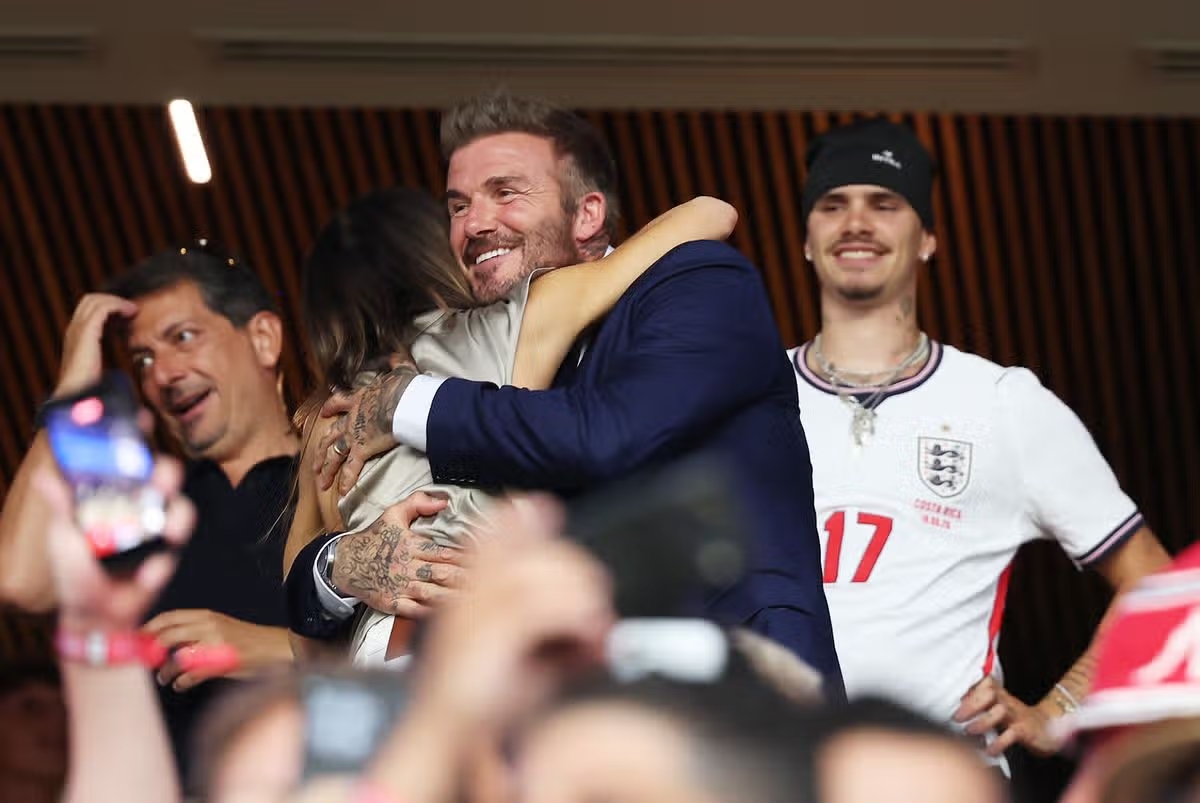 David Beckham ôm vợ ăn mừng trên khán đài. Ảnh: Getty Images.
