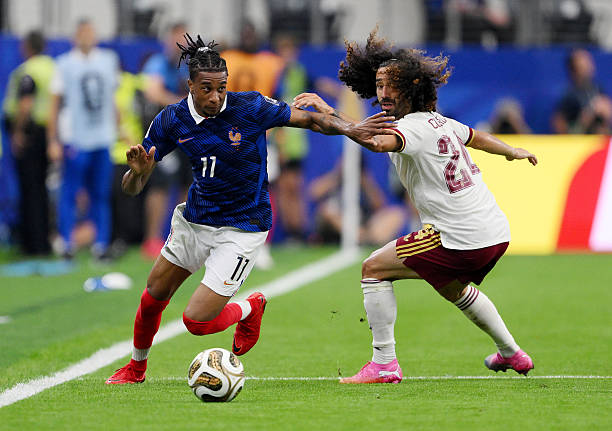 Marc Cucurella (7.4/10): Vượt qua áp lực từ chiếc thẻ vàng sớm để khóa chặt cả Olise lẫn Dembele. Khả năng ra quyết định của tân hậu vệ trái Real Madrid là rất tốt.

Fabian Ruiz (7.1/10): Kết nối lối chơi khá tốt ở hàng tiền vệ, dù một số đường chuyền mạo hiểm của anh chưa đạt hiệu quả cao nhất. Anh có lẽ sẽ tiếc nuối khi bỏ lỡ cơ hội ghi bàn trong hiệp một khi cú dứt điểm cận thành bị Upamecano chặn lại.

Rodri (7.4/10): Tiếp tục làm chủ thế trận với một màn trình diễn áp đảo của chủ nhân Quả bóng vàng 2024. Anh giành chiến thắng trong các pha tranh chấp, giữ nhịp độ trận đấu bằng những đường chuyền chuẩn xác và điều phối mọi đợt lên bóng của Tây Ban Nha.

Dani Olmo (7.5/10): Chơi cực kỳ xuất sắc trong không gian hẹp khi vừa kéo bóng lên phía trước, vừa thể hiện những pha chạm bóng tinh tế trong thế quay lưng với khung thành đối phương, nổi bật nhất là đường kiến tạo cho bàn thắng thứ hai.

Lamine Yamal (7/10): Cho thấy sự thông minh khi mang về quả phạt đền, một tình huống lột tả cách anh khiến Digne gặp rất nhiều khó khăn trong suốt cả trận đấu. Khá đáng tiếc cho anh khi một bàn thắng bị từ chối vì lỗi việt vị sít sao.

Alex Baena (7/10): Hoàn thành tròn vai ở hành lang cánh trái của Tây Ban Nha, dù không tạo ra nhiều dấu ấn đáng kể ở khu vực 1/3 cuối sân đối phương.

Mikel Oyarzabal (7.7/10): Không thường xuyên xuất hiện ở các điểm nóng, nhưng cú sút phạt đền của anh là không thể cản phá. Anh cũng có những lúc lùi sâu để tạo lợi thế quân số và khởi xướng các đợt tấn công của Tây Ban Nha bằng những pha chạm bóng gọn gàng.
