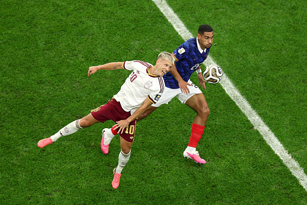 Dani Olmo (7.5/10): Chơi cực kỳ xuất sắc trong không gian hẹp khi vừa kéo bóng lên phía trước, vừa thể hiện những pha chạm bóng tinh tế trong thế quay lưng với khung thành đối phương, nổi bật nhất là đường kiến tạo cho bàn thắng thứ hai.

Lamine Yamal (7/10): Cho thấy sự thông minh khi mang về quả phạt đền, một tình huống lột tả cách anh khiến Digne gặp rất nhiều khó khăn trong suốt cả trận đấu. Khá đáng tiếc cho anh khi một bàn thắng bị từ chối vì lỗi việt vị sít sao.

Alex Baena (7/10): Hoàn thành tròn vai ở hành lang cánh trái của Tây Ban Nha, dù không tạo ra nhiều dấu ấn đáng kể ở khu vực 1/3 cuối sân đối phương.

Mikel Oyarzabal (7.7/10): Không thường xuyên xuất hiện ở các điểm nóng, nhưng cú sút phạt đền của anh là không thể cản phá. Anh cũng có những lúc lùi sâu để tạo lợi thế quân số và khởi xướng các đợt tấn công của Tây Ban Nha bằng những pha chạm bóng gọn gàng.