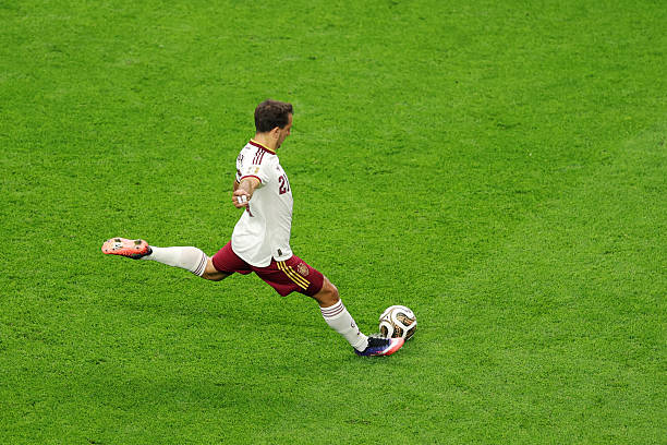 Mikel Oyarzabal (7.7/10): Không thường xuyên xuất hiện ở các điểm nóng, nhưng cú sút phạt đền của anh là không thể cản phá. Anh cũng có những lúc lùi sâu để tạo lợi thế quân số và khởi xướng các đợt tấn công của Tây Ban Nha bằng những pha chạm bóng gọn gàng.