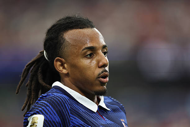 Jules Kounde (5.9): Để lộ nhiều khoảng trống cho Marc Cucurella, tạo điều kiện để đối thủ thực hiện đường chuyền vào khu vực nguy hiểm dẫn đến tình huống phạt đền. Ảnh: Getty Images

Lucas Digne (5.5): Mắc sai lầm trực tiếp khi phạm lỗi với Lamine Yamal dẫn đến quả phạt đền, đồng thời để lộ nhiều sơ hở cho Tây Ban Nha khai thác. Ảnh: Getty Images

William Saliba (5.7): Dù khả năng triển khai bóng khá ổn định, anh đã không may phải rời sân sớm ngay từ phút 30 do gặp chấn thương. Ảnh: Getty Images

Dayot Upamecano (5.9): Thực hiện một vài tình huống giải nguy quan trọng, chặn đứng các đợt hãm thành nguy hiểm từ phía Tây Ban Nha. Ảnh: Getty Images

Aurelien Tchouameni (6.3): Thi đấu năng nổ với những pha tranh chấp quyết liệt và là một trong những điểm tựa đáng tin cậy nhất trong đội hình. Ảnh: Getty Images

Adrien Rabiot (5.6): Nhận thẻ vàng sớm ở phút thứ 9 và đánh mất sự tự tin. Anh có màn trình diễn yếu kém cả khi kiểm soát bóng lẫn lúc hỗ trợ phòng ngự. Ảnh: Getty Images

Michael Olise (6.2): Gặp nhiều khó khăn trong việc tìm kiếm sơ hở của hàng thủ Tây Ban Nha. Đây là trận đấu mờ nhạt nhất của anh kể từ đầu World Cup 2026. Ảnh: Getty Images

Bradley Barcola (6.4): Ban đầu thi đấu khá bế tắc, dù nỗ lực hơn sau khoảng một giờ thi đấu nhưng vẫn không đủ để giúp đội nhà xoay chuyển cục diện. Ảnh: Getty Images

Kylian Mbappe (5.9): Bị phong tỏa chặt chẽ, chỉ có duy nhất một cơ hội dứt điểm rõ rệt nhưng không thể tạo nên sự khác biệt. Ảnh: Getty Images

Ousmane Dembele (6.1): Thiếu sự chính xác trong các pha xử lý cuối cùng và hoàn toàn bất lực trong việc xuyên phá hàng phòng ngự đối phương. Ảnh: Getty Images

Chấm điểm tuyển Pháp. Ảnh: Bongda.com.vn.