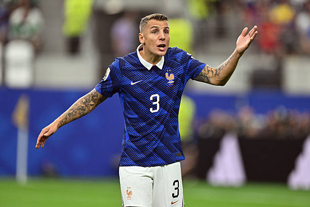 Lucas Digne (5.5): Mắc sai lầm trực tiếp khi phạm lỗi với Lamine Yamal dẫn đến quả phạt đền, đồng thời để lộ nhiều sơ hở cho Tây Ban Nha khai thác. Ảnh: Getty Images

William Saliba (5.7): Dù khả năng triển khai bóng khá ổn định, anh đã không may phải rời sân sớm ngay từ phút 30 do gặp chấn thương. Ảnh: Getty Images

Dayot Upamecano (5.9): Thực hiện một vài tình huống giải nguy quan trọng, chặn đứng các đợt hãm thành nguy hiểm từ phía Tây Ban Nha. Ảnh: Getty Images

Aurelien Tchouameni (6.3): Thi đấu năng nổ với những pha tranh chấp quyết liệt và là một trong những điểm tựa đáng tin cậy nhất trong đội hình. Ảnh: Getty Images

Adrien Rabiot (5.6): Nhận thẻ vàng sớm ở phút thứ 9 và đánh mất sự tự tin. Anh có màn trình diễn yếu kém cả khi kiểm soát bóng lẫn lúc hỗ trợ phòng ngự. Ảnh: Getty Images

Michael Olise (6.2): Gặp nhiều khó khăn trong việc tìm kiếm sơ hở của hàng thủ Tây Ban Nha. Đây là trận đấu mờ nhạt nhất của anh kể từ đầu World Cup 2026. Ảnh: Getty Images

Bradley Barcola (6.4): Ban đầu thi đấu khá bế tắc, dù nỗ lực hơn sau khoảng một giờ thi đấu nhưng vẫn không đủ để giúp đội nhà xoay chuyển cục diện. Ảnh: Getty Images

Kylian Mbappe (5.9): Bị phong tỏa chặt chẽ, chỉ có duy nhất một cơ hội dứt điểm rõ rệt nhưng không thể tạo nên sự khác biệt. Ảnh: Getty Images

Ousmane Dembele (6.1): Thiếu sự chính xác trong các pha xử lý cuối cùng và hoàn toàn bất lực trong việc xuyên phá hàng phòng ngự đối phương. Ảnh: Getty Images

Chấm điểm tuyển Pháp. Ảnh: Bongda.com.vn.
