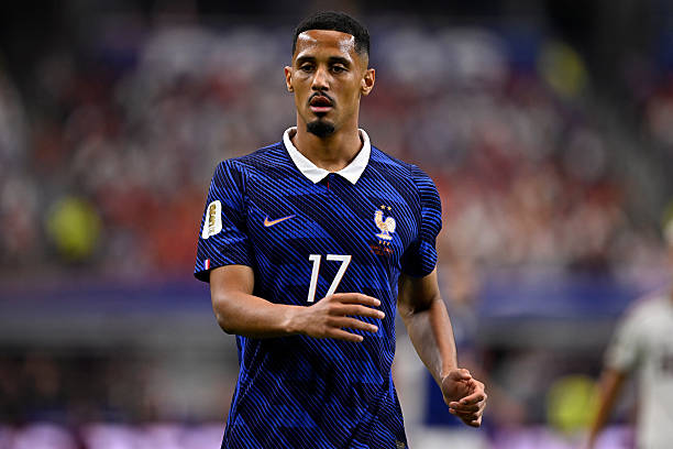 William Saliba (5.7): Dù khả năng triển khai bóng khá ổn định, anh đã không may phải rời sân sớm ngay từ phút 30 do gặp chấn thương. Ảnh: Getty Images

Dayot Upamecano (5.9): Thực hiện một vài tình huống giải nguy quan trọng, chặn đứng các đợt hãm thành nguy hiểm từ phía Tây Ban Nha. Ảnh: Getty Images

Aurelien Tchouameni (6.3): Thi đấu năng nổ với những pha tranh chấp quyết liệt và là một trong những điểm tựa đáng tin cậy nhất trong đội hình. Ảnh: Getty Images

Adrien Rabiot (5.6): Nhận thẻ vàng sớm ở phút thứ 9 và đánh mất sự tự tin. Anh có màn trình diễn yếu kém cả khi kiểm soát bóng lẫn lúc hỗ trợ phòng ngự. Ảnh: Getty Images

Michael Olise (6.2): Gặp nhiều khó khăn trong việc tìm kiếm sơ hở của hàng thủ Tây Ban Nha. Đây là trận đấu mờ nhạt nhất của anh kể từ đầu World Cup 2026. Ảnh: Getty Images

Bradley Barcola (6.4): Ban đầu thi đấu khá bế tắc, dù nỗ lực hơn sau khoảng một giờ thi đấu nhưng vẫn không đủ để giúp đội nhà xoay chuyển cục diện. Ảnh: Getty Images

Kylian Mbappe (5.9): Bị phong tỏa chặt chẽ, chỉ có duy nhất một cơ hội dứt điểm rõ rệt nhưng không thể tạo nên sự khác biệt. Ảnh: Getty Images

Ousmane Dembele (6.1): Thiếu sự chính xác trong các pha xử lý cuối cùng và hoàn toàn bất lực trong việc xuyên phá hàng phòng ngự đối phương. Ảnh: Getty Images

Chấm điểm tuyển Pháp. Ảnh: Bongda.com.vn.