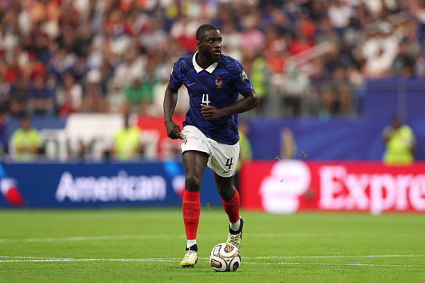 Dayot Upamecano (5.9): Thực hiện một vài tình huống giải nguy quan trọng, chặn đứng các đợt hãm thành nguy hiểm từ phía Tây Ban Nha. Ảnh: Getty Images

Aurelien Tchouameni (6.3): Thi đấu năng nổ với những pha tranh chấp quyết liệt và là một trong những điểm tựa đáng tin cậy nhất trong đội hình. Ảnh: Getty Images

Adrien Rabiot (5.6): Nhận thẻ vàng sớm ở phút thứ 9 và đánh mất sự tự tin. Anh có màn trình diễn yếu kém cả khi kiểm soát bóng lẫn lúc hỗ trợ phòng ngự. Ảnh: Getty Images

Michael Olise (6.2): Gặp nhiều khó khăn trong việc tìm kiếm sơ hở của hàng thủ Tây Ban Nha. Đây là trận đấu mờ nhạt nhất của anh kể từ đầu World Cup 2026. Ảnh: Getty Images

Bradley Barcola (6.4): Ban đầu thi đấu khá bế tắc, dù nỗ lực hơn sau khoảng một giờ thi đấu nhưng vẫn không đủ để giúp đội nhà xoay chuyển cục diện. Ảnh: Getty Images

Kylian Mbappe (5.9): Bị phong tỏa chặt chẽ, chỉ có duy nhất một cơ hội dứt điểm rõ rệt nhưng không thể tạo nên sự khác biệt. Ảnh: Getty Images

Ousmane Dembele (6.1): Thiếu sự chính xác trong các pha xử lý cuối cùng và hoàn toàn bất lực trong việc xuyên phá hàng phòng ngự đối phương. Ảnh: Getty Images

Chấm điểm tuyển Pháp. Ảnh: Bongda.com.vn.