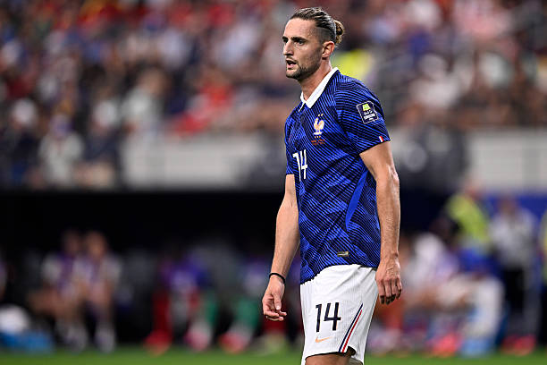 Adrien Rabiot (5.6): Nhận thẻ vàng sớm ở phút thứ 9 và đánh mất sự tự tin. Anh có màn trình diễn yếu kém cả khi kiểm soát bóng lẫn lúc hỗ trợ phòng ngự. Ảnh: Getty Images

Michael Olise (6.2): Gặp nhiều khó khăn trong việc tìm kiếm sơ hở của hàng thủ Tây Ban Nha. Đây là trận đấu mờ nhạt nhất của anh kể từ đầu World Cup 2026. Ảnh: Getty Images

Bradley Barcola (6.4): Ban đầu thi đấu khá bế tắc, dù nỗ lực hơn sau khoảng một giờ thi đấu nhưng vẫn không đủ để giúp đội nhà xoay chuyển cục diện. Ảnh: Getty Images

Kylian Mbappe (5.9): Bị phong tỏa chặt chẽ, chỉ có duy nhất một cơ hội dứt điểm rõ rệt nhưng không thể tạo nên sự khác biệt. Ảnh: Getty Images

Ousmane Dembele (6.1): Thiếu sự chính xác trong các pha xử lý cuối cùng và hoàn toàn bất lực trong việc xuyên phá hàng phòng ngự đối phương. Ảnh: Getty Images

Chấm điểm tuyển Pháp. Ảnh: Bongda.com.vn.