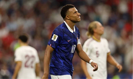 Mbappe không hài lòng khi trọng tài cho Tây Ban Nha hưởng quả 11 mét. Ảnh: Getty Images.