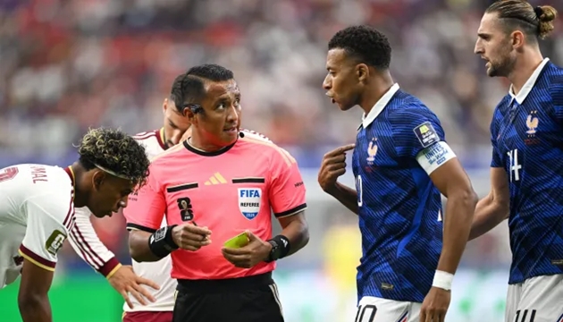 HLV Didier Deschamps không phục kết quả điều hành của trọng tài chính.