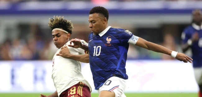 Tình huống tranh bóng giữa Mbappe và Yamal. Mbappe trong ngày thi đấu nhạt nhòa trước hàng thủ kín kẽ của La Roja. Ảnh: Getty Images