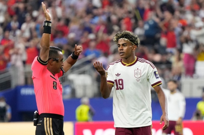 Ảnh bài viết Yamal thoát thẻ phạt sau pha va chạm khiến Mbappe ngã gục