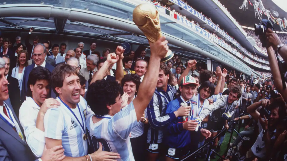 Maradona chưa bao giờ rời khỏi trái tim Argentina. Ảnh: Getty.
