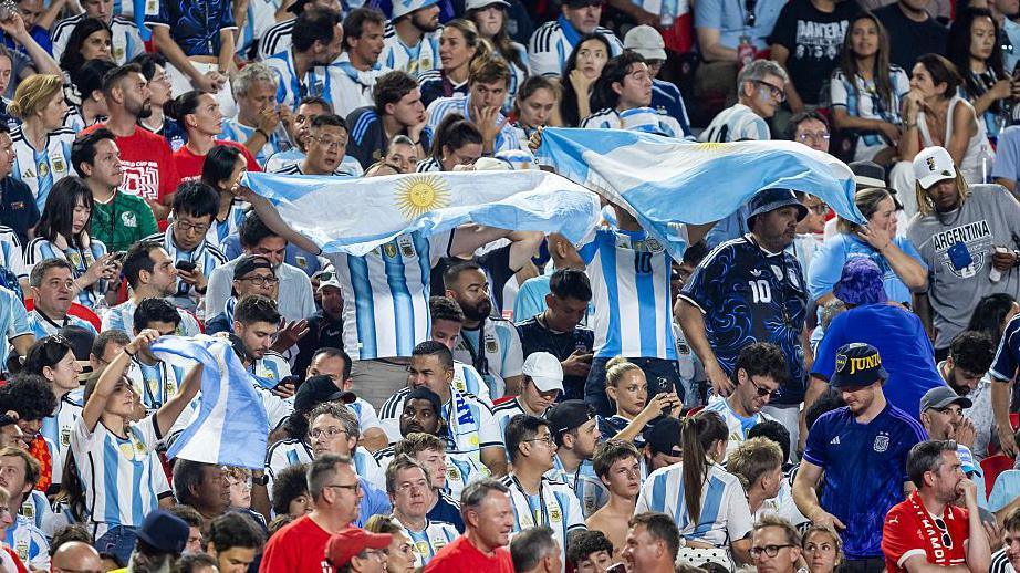 Một trận đấu, ba biểu tượng: Diego, Leo, Malvinas. Ảnh: Getty.