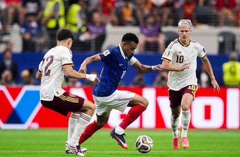 Mbappe hoàn toàn lạc lõng trên hàng công Les Bleus. Ảnh: Getty Images.