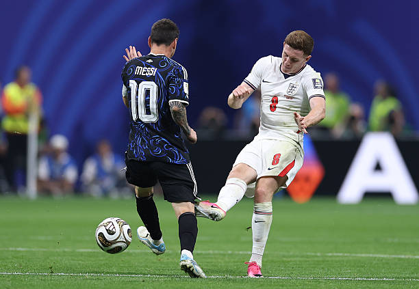 Elliot Anderson gặp nhiều vất vả khi theo kèm Lionel Messi và đã phải nhận thẻ vàng đầu tiên trong trận này. Ảnh: Getty Images.