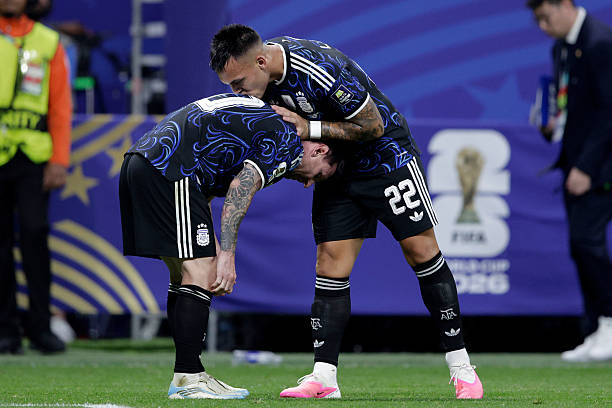Lionel Messi có đường kiến tạo thứ 2 trong trận đấu, giúp Lautaro Martinez ghi bàn để ấn định tỷ số 2-1 cho Argentina cùng tấm vé vào chơi trận chung kết World Cup 2026. Đây cũng là lần thứ 3, El Pulga lại góp mặt ở trận tranh ngôi vương World Cup. Ảnh: Getty Images.