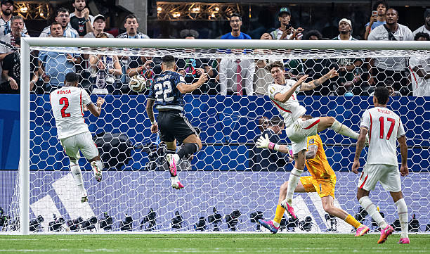 Lautaro Martinez toả sáng đúng lúc. Ảnh: Getty Images.