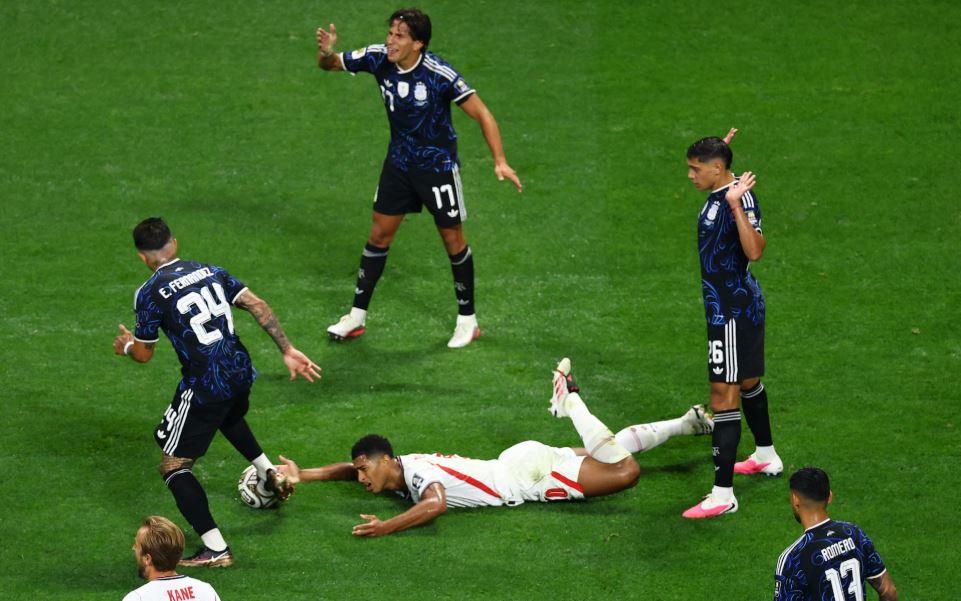 Anh khốn đốn vì những chiêu trò của Argentina. Ảnh: Reuters.