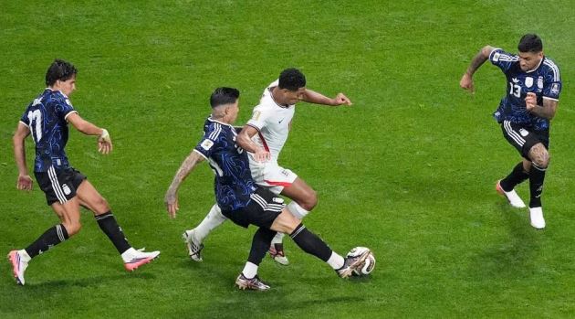Bellingham được các cầu thủ Argentina 'chăm sóc' kỹ lưỡng. Ảnh: Reuters.