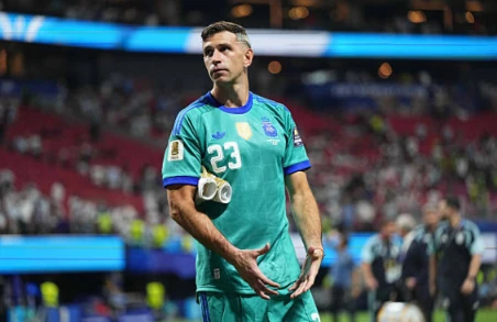 Thủ môn: Emiliano Martinez (7.2 điểm) Dù không thể cản phá cú dứt điểm hiểm hóc trong bàn mở tỉ số của đội tuyển Anh, Martinez vẫn cho thấy sự vững chãi trong khung gỗ. Anh có những pha ra vào hợp lý, làm chủ không gian tốt và duy trì sự tập trung cao độ để hóa giải các đợt phản công nhanh của đối thủ.

Hậu vệ: Nicolas Tagliafico (6.6 điểm) Chơi ổn định và kỷ luật ở hành lang cánh trái. Anh kiểm soát tốt khu vực phụ trách, đồng thời có những pha phối hợp chồng biên hiệu quả với các đồng đội tuyến trên để tạo ra sức ép liên tục về phía hành lang phải của tuyển Anh.

Hậu vệ: Lisandro Martinez (6.0 điểm) Thi đấu với tinh thần rực lửa và không ngại va chạm, tuy nhiên sự quyết liệt thái quá khiến anh phải nhận thẻ vàng từ trọng tài. Martinez gặp đôi chút lúng túng trong tình huống bọc lót dẫn đến bàn thua, nhưng nhìn chung đã hoàn thành vai trò kết nối hàng thủ.

Hậu vệ: Cristian Romero (6.9 điểm) Tiếp tục là chốt chặn đáng tin cậy nhất nơi hàng thủ Argentina. Dù phải nhận một thẻ vàng sớm ở đầu hiệp hai, Romero vẫn giữ được cái đầu lạnh để thực hiện những pha đánh chặn chính xác, góp phần hạn chế tối đa tầm hoạt động của các tiền đạo đối phương.

Hậu vệ: Nahuel Molina (6.2 điểm) Molina đã có một ngày thi đấu vất vả khi thường xuyên phải đối mặt với tốc độ đáng nể của Anthony Gordon. Anh đôi khi mất tập trung trong khâu phòng ngự biên, nhưng vẫn nỗ lực dâng cao để hỗ trợ các đợt hãm thành khi đội nhà cần gia tăng quân số tấn công.

Tiền vệ: Giuliano Simeone (6.0 điểm) Di chuyển năng nổ và tích cực pressing ngay từ phần sân đối phương để tạo khoảng trống cho Lionel Messi. Dù chưa tạo ra được những tình huống mang tính đột biến cao hay những đường chuyền quyết định, sự nhiệt huyết của anh vẫn đóng góp đáng kể vào lối chơi chung.

Tiền vệ: Enzo Fernandez (7.8 điểm) Người hùng thắp lại hy vọng cho Argentina với bàn thắng gỡ hòa quý giá. Sau phần lớn thời gian bị hàng tiền vệ đối phương vây ráp, cú dứt điểm đẳng cấp của Enzo ở phút 85 đã làm tung lưới thủ thành Jordan Pickford, thay đổi hoàn toàn cục diện và tâm lý trận đấu.

Tiền vệ: Leandro Paredes (6.3 điểm) Giữ nhịp khá tốt ở khu vực vòng tròn trung tâm trong hiệp thi đấu đầu tiên. Anh thực hiện nhiều đường chuyền điều tiết chính xác nhưng sau đó được rút ra nghỉ để nhường chỗ cho những phương án có thiên hướng tấn công mạnh mẽ hơn nhằm tìm kiếm bàn gỡ.

Tiền vệ: Alexis Mac Allister (6.9 điểm) Một trận đấu đầy tiếc nuối về mặt cá nhân khi anh có tới hai tình huống dứt điểm đưa bóng trúng cột dọc. Tuy nhiên, sự cơ động của Mac Allister đã giúp tuyến giữa Argentina duy trì được sự lấn lướt và tạo ra áp lực liên tục lên hệ thống phòng ngự của Tam Sư.


Tiền đạo: Lionel Messi (8.0 điểm) Vẫn là linh hồn và nguồn cảm hứng bất tận trong lối chơi của Argentina. Dù không trực tiếp ghi bàn, "El Pulga" đã chứng minh đẳng cấp thiên tài với hai đường kiến tạo dọn cỗ cho đồng đội, đặc biệt là quả tạt chuẩn xác tới từng milimet ở phút bù giờ cuối cùng.

Tiền đạo: Julian Alvarez (7.0 điểm) Hoạt động không biết mệt mỏi trên hàng công với khả năng di chuyển rộng và quấy rối cực tốt. Dù không có nhiều cơ hội dứt điểm thuận lợi trước hàng thủ số đông của đối phương, những bước chạy của anh đã kéo giãn đội hình tuyển Anh, tạo điều kiện cho các đồng đội lập công.

Lautaro Martinez (7.1 điểm) - Thay cho Julian Alvarez: Vào sân với vai trò "siêu dự bị" và trực tiếp ghi bàn thắng vàng. Cú đánh đầu cận thành dũng mãnh của anh ở phút 90+2 đã đưa Argentina lách qua khe cửa hẹp để tiến thẳng vào trận chung kết.