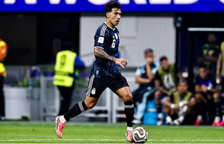 Hậu vệ: Lisandro Martinez (6.0 điểm) Thi đấu với tinh thần rực lửa và không ngại va chạm, tuy nhiên sự quyết liệt thái quá khiến anh phải nhận thẻ vàng từ trọng tài. Martinez gặp đôi chút lúng túng trong tình huống bọc lót dẫn đến bàn thua, nhưng nhìn chung đã hoàn thành vai trò kết nối hàng thủ.

Hậu vệ: Cristian Romero (6.9 điểm) Tiếp tục là chốt chặn đáng tin cậy nhất nơi hàng thủ Argentina. Dù phải nhận một thẻ vàng sớm ở đầu hiệp hai, Romero vẫn giữ được cái đầu lạnh để thực hiện những pha đánh chặn chính xác, góp phần hạn chế tối đa tầm hoạt động của các tiền đạo đối phương.

Hậu vệ: Nahuel Molina (6.2 điểm) Molina đã có một ngày thi đấu vất vả khi thường xuyên phải đối mặt với tốc độ đáng nể của Anthony Gordon. Anh đôi khi mất tập trung trong khâu phòng ngự biên, nhưng vẫn nỗ lực dâng cao để hỗ trợ các đợt hãm thành khi đội nhà cần gia tăng quân số tấn công.

Tiền vệ: Giuliano Simeone (6.0 điểm) Di chuyển năng nổ và tích cực pressing ngay từ phần sân đối phương để tạo khoảng trống cho Lionel Messi. Dù chưa tạo ra được những tình huống mang tính đột biến cao hay những đường chuyền quyết định, sự nhiệt huyết của anh vẫn đóng góp đáng kể vào lối chơi chung.

Tiền vệ: Enzo Fernandez (7.8 điểm) Người hùng thắp lại hy vọng cho Argentina với bàn thắng gỡ hòa quý giá. Sau phần lớn thời gian bị hàng tiền vệ đối phương vây ráp, cú dứt điểm đẳng cấp của Enzo ở phút 85 đã làm tung lưới thủ thành Jordan Pickford, thay đổi hoàn toàn cục diện và tâm lý trận đấu.

Tiền vệ: Leandro Paredes (6.3 điểm) Giữ nhịp khá tốt ở khu vực vòng tròn trung tâm trong hiệp thi đấu đầu tiên. Anh thực hiện nhiều đường chuyền điều tiết chính xác nhưng sau đó được rút ra nghỉ để nhường chỗ cho những phương án có thiên hướng tấn công mạnh mẽ hơn nhằm tìm kiếm bàn gỡ.

Tiền vệ: Alexis Mac Allister (6.9 điểm) Một trận đấu đầy tiếc nuối về mặt cá nhân khi anh có tới hai tình huống dứt điểm đưa bóng trúng cột dọc. Tuy nhiên, sự cơ động của Mac Allister đã giúp tuyến giữa Argentina duy trì được sự lấn lướt và tạo ra áp lực liên tục lên hệ thống phòng ngự của Tam Sư.


Tiền đạo: Lionel Messi (8.0 điểm) Vẫn là linh hồn và nguồn cảm hứng bất tận trong lối chơi của Argentina. Dù không trực tiếp ghi bàn, "El Pulga" đã chứng minh đẳng cấp thiên tài với hai đường kiến tạo dọn cỗ cho đồng đội, đặc biệt là quả tạt chuẩn xác tới từng milimet ở phút bù giờ cuối cùng.

Tiền đạo: Julian Alvarez (7.0 điểm) Hoạt động không biết mệt mỏi trên hàng công với khả năng di chuyển rộng và quấy rối cực tốt. Dù không có nhiều cơ hội dứt điểm thuận lợi trước hàng thủ số đông của đối phương, những bước chạy của anh đã kéo giãn đội hình tuyển Anh, tạo điều kiện cho các đồng đội lập công.

Lautaro Martinez (7.1 điểm) - Thay cho Julian Alvarez: Vào sân với vai trò "siêu dự bị" và trực tiếp ghi bàn thắng vàng. Cú đánh đầu cận thành dũng mãnh của anh ở phút 90+2 đã đưa Argentina lách qua khe cửa hẹp để tiến thẳng vào trận chung kết.