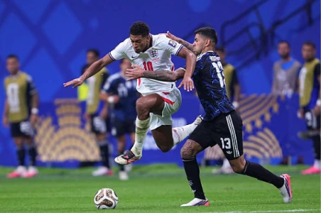 Hậu vệ: Cristian Romero (6.9 điểm) Tiếp tục là chốt chặn đáng tin cậy nhất nơi hàng thủ Argentina. Dù phải nhận một thẻ vàng sớm ở đầu hiệp hai, Romero vẫn giữ được cái đầu lạnh để thực hiện những pha đánh chặn chính xác, góp phần hạn chế tối đa tầm hoạt động của các tiền đạo đối phương.

Hậu vệ: Nahuel Molina (6.2 điểm) Molina đã có một ngày thi đấu vất vả khi thường xuyên phải đối mặt với tốc độ đáng nể của Anthony Gordon. Anh đôi khi mất tập trung trong khâu phòng ngự biên, nhưng vẫn nỗ lực dâng cao để hỗ trợ các đợt hãm thành khi đội nhà cần gia tăng quân số tấn công.

Tiền vệ: Giuliano Simeone (6.0 điểm) Di chuyển năng nổ và tích cực pressing ngay từ phần sân đối phương để tạo khoảng trống cho Lionel Messi. Dù chưa tạo ra được những tình huống mang tính đột biến cao hay những đường chuyền quyết định, sự nhiệt huyết của anh vẫn đóng góp đáng kể vào lối chơi chung.

Tiền vệ: Enzo Fernandez (7.8 điểm) Người hùng thắp lại hy vọng cho Argentina với bàn thắng gỡ hòa quý giá. Sau phần lớn thời gian bị hàng tiền vệ đối phương vây ráp, cú dứt điểm đẳng cấp của Enzo ở phút 85 đã làm tung lưới thủ thành Jordan Pickford, thay đổi hoàn toàn cục diện và tâm lý trận đấu.

Tiền vệ: Leandro Paredes (6.3 điểm) Giữ nhịp khá tốt ở khu vực vòng tròn trung tâm trong hiệp thi đấu đầu tiên. Anh thực hiện nhiều đường chuyền điều tiết chính xác nhưng sau đó được rút ra nghỉ để nhường chỗ cho những phương án có thiên hướng tấn công mạnh mẽ hơn nhằm tìm kiếm bàn gỡ.

Tiền vệ: Alexis Mac Allister (6.9 điểm) Một trận đấu đầy tiếc nuối về mặt cá nhân khi anh có tới hai tình huống dứt điểm đưa bóng trúng cột dọc. Tuy nhiên, sự cơ động của Mac Allister đã giúp tuyến giữa Argentina duy trì được sự lấn lướt và tạo ra áp lực liên tục lên hệ thống phòng ngự của Tam Sư.


Tiền đạo: Lionel Messi (8.0 điểm) Vẫn là linh hồn và nguồn cảm hứng bất tận trong lối chơi của Argentina. Dù không trực tiếp ghi bàn, "El Pulga" đã chứng minh đẳng cấp thiên tài với hai đường kiến tạo dọn cỗ cho đồng đội, đặc biệt là quả tạt chuẩn xác tới từng milimet ở phút bù giờ cuối cùng.

Tiền đạo: Julian Alvarez (7.0 điểm) Hoạt động không biết mệt mỏi trên hàng công với khả năng di chuyển rộng và quấy rối cực tốt. Dù không có nhiều cơ hội dứt điểm thuận lợi trước hàng thủ số đông của đối phương, những bước chạy của anh đã kéo giãn đội hình tuyển Anh, tạo điều kiện cho các đồng đội lập công.

Lautaro Martinez (7.1 điểm) - Thay cho Julian Alvarez: Vào sân với vai trò "siêu dự bị" và trực tiếp ghi bàn thắng vàng. Cú đánh đầu cận thành dũng mãnh của anh ở phút 90+2 đã đưa Argentina lách qua khe cửa hẹp để tiến thẳng vào trận chung kết.