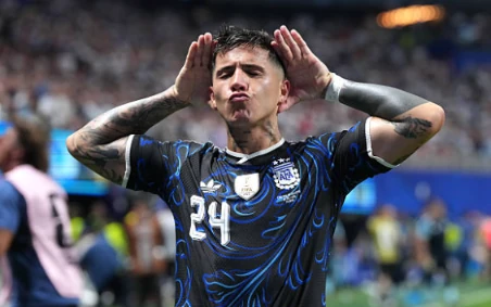 Tiền vệ: Enzo Fernandez (7.8 điểm) Người hùng thắp lại hy vọng cho Argentina với bàn thắng gỡ hòa quý giá. Sau phần lớn thời gian bị hàng tiền vệ đối phương vây ráp, cú dứt điểm đẳng cấp của Enzo ở phút 85 đã làm tung lưới thủ thành Jordan Pickford, thay đổi hoàn toàn cục diện và tâm lý trận đấu.

Tiền vệ: Leandro Paredes (6.3 điểm) Giữ nhịp khá tốt ở khu vực vòng tròn trung tâm trong hiệp thi đấu đầu tiên. Anh thực hiện nhiều đường chuyền điều tiết chính xác nhưng sau đó được rút ra nghỉ để nhường chỗ cho những phương án có thiên hướng tấn công mạnh mẽ hơn nhằm tìm kiếm bàn gỡ.

Tiền vệ: Alexis Mac Allister (6.9 điểm) Một trận đấu đầy tiếc nuối về mặt cá nhân khi anh có tới hai tình huống dứt điểm đưa bóng trúng cột dọc. Tuy nhiên, sự cơ động của Mac Allister đã giúp tuyến giữa Argentina duy trì được sự lấn lướt và tạo ra áp lực liên tục lên hệ thống phòng ngự của Tam Sư.


Tiền đạo: Lionel Messi (8.0 điểm) Vẫn là linh hồn và nguồn cảm hứng bất tận trong lối chơi của Argentina. Dù không trực tiếp ghi bàn, "El Pulga" đã chứng minh đẳng cấp thiên tài với hai đường kiến tạo dọn cỗ cho đồng đội, đặc biệt là quả tạt chuẩn xác tới từng milimet ở phút bù giờ cuối cùng.

Tiền đạo: Julian Alvarez (7.0 điểm) Hoạt động không biết mệt mỏi trên hàng công với khả năng di chuyển rộng và quấy rối cực tốt. Dù không có nhiều cơ hội dứt điểm thuận lợi trước hàng thủ số đông của đối phương, những bước chạy của anh đã kéo giãn đội hình tuyển Anh, tạo điều kiện cho các đồng đội lập công.

Lautaro Martinez (7.1 điểm) - Thay cho Julian Alvarez: Vào sân với vai trò "siêu dự bị" và trực tiếp ghi bàn thắng vàng. Cú đánh đầu cận thành dũng mãnh của anh ở phút 90+2 đã đưa Argentina lách qua khe cửa hẹp để tiến thẳng vào trận chung kết.