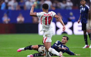 Tiền vệ: Leandro Paredes (6.3 điểm) Giữ nhịp khá tốt ở khu vực vòng tròn trung tâm trong hiệp thi đấu đầu tiên. Anh thực hiện nhiều đường chuyền điều tiết chính xác nhưng sau đó được rút ra nghỉ để nhường chỗ cho những phương án có thiên hướng tấn công mạnh mẽ hơn nhằm tìm kiếm bàn gỡ.

Tiền vệ: Alexis Mac Allister (6.9 điểm) Một trận đấu đầy tiếc nuối về mặt cá nhân khi anh có tới hai tình huống dứt điểm đưa bóng trúng cột dọc. Tuy nhiên, sự cơ động của Mac Allister đã giúp tuyến giữa Argentina duy trì được sự lấn lướt và tạo ra áp lực liên tục lên hệ thống phòng ngự của Tam Sư.


Tiền đạo: Lionel Messi (8.0 điểm) Vẫn là linh hồn và nguồn cảm hứng bất tận trong lối chơi của Argentina. Dù không trực tiếp ghi bàn, "El Pulga" đã chứng minh đẳng cấp thiên tài với hai đường kiến tạo dọn cỗ cho đồng đội, đặc biệt là quả tạt chuẩn xác tới từng milimet ở phút bù giờ cuối cùng.

Tiền đạo: Julian Alvarez (7.0 điểm) Hoạt động không biết mệt mỏi trên hàng công với khả năng di chuyển rộng và quấy rối cực tốt. Dù không có nhiều cơ hội dứt điểm thuận lợi trước hàng thủ số đông của đối phương, những bước chạy của anh đã kéo giãn đội hình tuyển Anh, tạo điều kiện cho các đồng đội lập công.

Lautaro Martinez (7.1 điểm) - Thay cho Julian Alvarez: Vào sân với vai trò "siêu dự bị" và trực tiếp ghi bàn thắng vàng. Cú đánh đầu cận thành dũng mãnh của anh ở phút 90+2 đã đưa Argentina lách qua khe cửa hẹp để tiến thẳng vào trận chung kết.