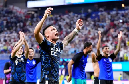 Lautaro Martinez (7.1 điểm) - Thay cho Julian Alvarez: Vào sân với vai trò "siêu dự bị" và trực tiếp ghi bàn thắng vàng. Cú đánh đầu cận thành dũng mãnh của anh ở phút 90+2 đã đưa Argentina lách qua khe cửa hẹp để tiến thẳng vào trận chung kết.