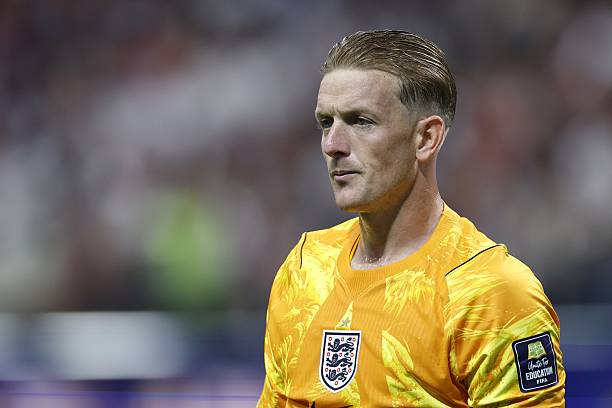 Jordan Pickford (6.3): Dù Argentina kiểm soát bóng phần lớn thời gian, nhưng thực tế anh không phải làm việc quá nhiều trong gần một giờ đồng hồ. Tuy nhiên, anh đã thực hiện một vài pha cứu thua xuất sắc, trong đó có cú cản phá cú sút của Nico Gonzalez, trước khi bị Enzo Fernandez đánh bại hoàn toàn và sau đó phải nhận bàn thua từ đường chuyền tuyệt vời của Messi. Ảnh: Getty Images

Reece James (6.8): Được đưa trở lại đội hình xuất phát sau màn trình diễn ấn tượng trong trận đấu với Na Uy, anh đã thi đấu chắc chắn suốt trận trước khi phải rời sân vào những phút cuối cùng. Ảnh: Getty Images

John Stones (6.2): Thật đáng tiếc cho Stones. Anh đã thực hiện một số pha đánh chặn xuất sắc trong hiệp hai trước khi hoàn toàn để lỏng Lautaro Martinez, dẫn đến bàn thắng quyết định của đối phương. Ảnh: Getty Images

Marc Guehi (6): Giống như Stones, anh đã góp phần đẩy lùi hết đợt tấn công này đến đợt tấn công khác của Argentina trong hiệp hai và không thể bị đổ lỗi trực tiếp cho bất kỳ bàn thua nào. Ảnh: Getty Images

Djed Spence (5.9): Anh đã nỗ lực chứng minh sự lựa chọn của mình bằng một màn trình diễn quyết tâm. Điểm nhấn là pha tắc bóng trượt người quan trọng để ngăn Giuliano Simeone tung cú sút trong tình huống đối mặt với khung thành. Ảnh: Getty Images

Declan Rice (7.4): Ngôi sao của Arsenal gặp vấn đề lớn về thể lực trước trận đấu, nhưng anh không hề cho thấy dấu hiệu mệt mỏi khi thi đấu đầy nỗ lực ở tuyến giữa. Rice chính là người châm ngòi để Rogers tạt bóng cho Gordon ghi bàn, đồng thời cũng sở hữu một trong số ít cú sút trúng đích của đội tuyển Anh. Ảnh: Getty Images

Elliot Anderson (6.4): Anh đã quá sa đà vào những pha tranh cãi nảy lửa ngay từ đầu trận và phải nhận một thẻ vàng trước giờ nghỉ giải lao vì pha phạm lỗi với Lionel Messi. Dù tinh thần thi đấu cao, anh vẫn không thể cầm bóng để giúp giảm bớt áp lực cho tuyển Anh trong những phút cuối trận. Ảnh: Getty Images

Morgan Rogers (6.5): Việc lựa chọn Rogers đá ở cánh phải là một bất ngờ nhưng lại là quyết định sáng suốt, khi anh tạt bóng kiến tạo cho Gordon ghi bàn mở tỷ số. Anh là một trong những cầu thủ tấn công chơi hay nhất của tuyển Anh trong trận này. Ảnh: Getty Images

Jude Bellingham (6.2): Ngôi sao của Real Madrid không hề nao núng trước những nỗ lực gây khó dễ từ phía Argentina. Tuy nhiên, dù có một số pha chạy chỗ tốt và kiếm được các quả phạt, anh vẫn không thể hiện được tầm ảnh hưởng như kỳ vọng và đã mất bình tĩnh với Messi trong những giây cuối cùng. Ảnh: Getty Images

Harry Kane (6.5): Anh có phần "đóng góp" vào bàn thua quyết định khi chính đường chuyền hỏng của anh đã tạo cơ hội cho Nico Tagliafico phản công. Đây thực sự là một đêm thi đấu mờ nhạt đối với ngôi sao số một của đội tuyển Anh khi anh gần như không có cơ hội ghi bàn rõ rệt nào. Ảnh: Getty Images

Anthony Gordon (7.6): Anh hoạt động không ngừng nghỉ bên cánh trái và được đền đáp bằng bàn thắng quan trọng sau một pha đột phá tuyệt vời vượt qua Nahuel Molina, trước khi rời sân ở phút 68. Ảnh: Getty Images

Chấm điểm tuyển Anh. Ảnh: Bongda.com.vn