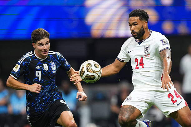 Reece James (6.8): Được đưa trở lại đội hình xuất phát sau màn trình diễn ấn tượng trong trận đấu với Na Uy, anh đã thi đấu chắc chắn suốt trận trước khi phải rời sân vào những phút cuối cùng. Ảnh: Getty Images

John Stones (6.2): Thật đáng tiếc cho Stones. Anh đã thực hiện một số pha đánh chặn xuất sắc trong hiệp hai trước khi hoàn toàn để lỏng Lautaro Martinez, dẫn đến bàn thắng quyết định của đối phương. Ảnh: Getty Images

Marc Guehi (6): Giống như Stones, anh đã góp phần đẩy lùi hết đợt tấn công này đến đợt tấn công khác của Argentina trong hiệp hai và không thể bị đổ lỗi trực tiếp cho bất kỳ bàn thua nào. Ảnh: Getty Images

Djed Spence (5.9): Anh đã nỗ lực chứng minh sự lựa chọn của mình bằng một màn trình diễn quyết tâm. Điểm nhấn là pha tắc bóng trượt người quan trọng để ngăn Giuliano Simeone tung cú sút trong tình huống đối mặt với khung thành. Ảnh: Getty Images

Declan Rice (7.4): Ngôi sao của Arsenal gặp vấn đề lớn về thể lực trước trận đấu, nhưng anh không hề cho thấy dấu hiệu mệt mỏi khi thi đấu đầy nỗ lực ở tuyến giữa. Rice chính là người châm ngòi để Rogers tạt bóng cho Gordon ghi bàn, đồng thời cũng sở hữu một trong số ít cú sút trúng đích của đội tuyển Anh. Ảnh: Getty Images

Elliot Anderson (6.4): Anh đã quá sa đà vào những pha tranh cãi nảy lửa ngay từ đầu trận và phải nhận một thẻ vàng trước giờ nghỉ giải lao vì pha phạm lỗi với Lionel Messi. Dù tinh thần thi đấu cao, anh vẫn không thể cầm bóng để giúp giảm bớt áp lực cho tuyển Anh trong những phút cuối trận. Ảnh: Getty Images

Morgan Rogers (6.5): Việc lựa chọn Rogers đá ở cánh phải là một bất ngờ nhưng lại là quyết định sáng suốt, khi anh tạt bóng kiến tạo cho Gordon ghi bàn mở tỷ số. Anh là một trong những cầu thủ tấn công chơi hay nhất của tuyển Anh trong trận này. Ảnh: Getty Images

Jude Bellingham (6.2): Ngôi sao của Real Madrid không hề nao núng trước những nỗ lực gây khó dễ từ phía Argentina. Tuy nhiên, dù có một số pha chạy chỗ tốt và kiếm được các quả phạt, anh vẫn không thể hiện được tầm ảnh hưởng như kỳ vọng và đã mất bình tĩnh với Messi trong những giây cuối cùng. Ảnh: Getty Images

Harry Kane (6.5): Anh có phần "đóng góp" vào bàn thua quyết định khi chính đường chuyền hỏng của anh đã tạo cơ hội cho Nico Tagliafico phản công. Đây thực sự là một đêm thi đấu mờ nhạt đối với ngôi sao số một của đội tuyển Anh khi anh gần như không có cơ hội ghi bàn rõ rệt nào. Ảnh: Getty Images

Anthony Gordon (7.6): Anh hoạt động không ngừng nghỉ bên cánh trái và được đền đáp bằng bàn thắng quan trọng sau một pha đột phá tuyệt vời vượt qua Nahuel Molina, trước khi rời sân ở phút 68. Ảnh: Getty Images

Chấm điểm tuyển Anh. Ảnh: Bongda.com.vn