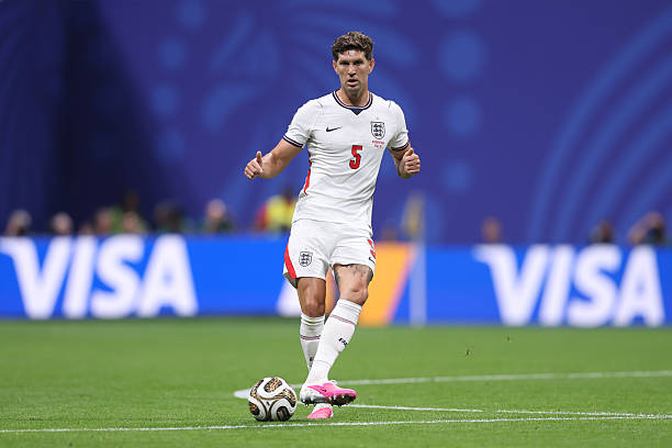 John Stones (6.2): Thật đáng tiếc cho Stones. Anh đã thực hiện một số pha đánh chặn xuất sắc trong hiệp hai trước khi hoàn toàn để lỏng Lautaro Martinez, dẫn đến bàn thắng quyết định của đối phương. Ảnh: Getty Images

Marc Guehi (6): Giống như Stones, anh đã góp phần đẩy lùi hết đợt tấn công này đến đợt tấn công khác của Argentina trong hiệp hai và không thể bị đổ lỗi trực tiếp cho bất kỳ bàn thua nào. Ảnh: Getty Images

Djed Spence (5.9): Anh đã nỗ lực chứng minh sự lựa chọn của mình bằng một màn trình diễn quyết tâm. Điểm nhấn là pha tắc bóng trượt người quan trọng để ngăn Giuliano Simeone tung cú sút trong tình huống đối mặt với khung thành. Ảnh: Getty Images

Declan Rice (7.4): Ngôi sao của Arsenal gặp vấn đề lớn về thể lực trước trận đấu, nhưng anh không hề cho thấy dấu hiệu mệt mỏi khi thi đấu đầy nỗ lực ở tuyến giữa. Rice chính là người châm ngòi để Rogers tạt bóng cho Gordon ghi bàn, đồng thời cũng sở hữu một trong số ít cú sút trúng đích của đội tuyển Anh. Ảnh: Getty Images

Elliot Anderson (6.4): Anh đã quá sa đà vào những pha tranh cãi nảy lửa ngay từ đầu trận và phải nhận một thẻ vàng trước giờ nghỉ giải lao vì pha phạm lỗi với Lionel Messi. Dù tinh thần thi đấu cao, anh vẫn không thể cầm bóng để giúp giảm bớt áp lực cho tuyển Anh trong những phút cuối trận. Ảnh: Getty Images

Morgan Rogers (6.5): Việc lựa chọn Rogers đá ở cánh phải là một bất ngờ nhưng lại là quyết định sáng suốt, khi anh tạt bóng kiến tạo cho Gordon ghi bàn mở tỷ số. Anh là một trong những cầu thủ tấn công chơi hay nhất của tuyển Anh trong trận này. Ảnh: Getty Images

Jude Bellingham (6.2): Ngôi sao của Real Madrid không hề nao núng trước những nỗ lực gây khó dễ từ phía Argentina. Tuy nhiên, dù có một số pha chạy chỗ tốt và kiếm được các quả phạt, anh vẫn không thể hiện được tầm ảnh hưởng như kỳ vọng và đã mất bình tĩnh với Messi trong những giây cuối cùng. Ảnh: Getty Images

Harry Kane (6.5): Anh có phần "đóng góp" vào bàn thua quyết định khi chính đường chuyền hỏng của anh đã tạo cơ hội cho Nico Tagliafico phản công. Đây thực sự là một đêm thi đấu mờ nhạt đối với ngôi sao số một của đội tuyển Anh khi anh gần như không có cơ hội ghi bàn rõ rệt nào. Ảnh: Getty Images

Anthony Gordon (7.6): Anh hoạt động không ngừng nghỉ bên cánh trái và được đền đáp bằng bàn thắng quan trọng sau một pha đột phá tuyệt vời vượt qua Nahuel Molina, trước khi rời sân ở phút 68. Ảnh: Getty Images

Chấm điểm tuyển Anh. Ảnh: Bongda.com.vn
