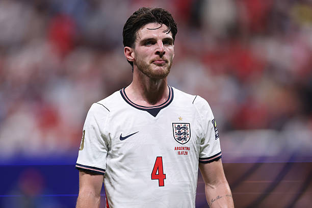 Declan Rice (7.4): Ngôi sao của Arsenal gặp vấn đề lớn về thể lực trước trận đấu, nhưng anh không hề cho thấy dấu hiệu mệt mỏi khi thi đấu đầy nỗ lực ở tuyến giữa. Rice chính là người châm ngòi để Rogers tạt bóng cho Gordon ghi bàn, đồng thời cũng sở hữu một trong số ít cú sút trúng đích của đội tuyển Anh. Ảnh: Getty Images

Elliot Anderson (6.4): Anh đã quá sa đà vào những pha tranh cãi nảy lửa ngay từ đầu trận và phải nhận một thẻ vàng trước giờ nghỉ giải lao vì pha phạm lỗi với Lionel Messi. Dù tinh thần thi đấu cao, anh vẫn không thể cầm bóng để giúp giảm bớt áp lực cho tuyển Anh trong những phút cuối trận. Ảnh: Getty Images

Morgan Rogers (6.5): Việc lựa chọn Rogers đá ở cánh phải là một bất ngờ nhưng lại là quyết định sáng suốt, khi anh tạt bóng kiến tạo cho Gordon ghi bàn mở tỷ số. Anh là một trong những cầu thủ tấn công chơi hay nhất của tuyển Anh trong trận này. Ảnh: Getty Images

Jude Bellingham (6.2): Ngôi sao của Real Madrid không hề nao núng trước những nỗ lực gây khó dễ từ phía Argentina. Tuy nhiên, dù có một số pha chạy chỗ tốt và kiếm được các quả phạt, anh vẫn không thể hiện được tầm ảnh hưởng như kỳ vọng và đã mất bình tĩnh với Messi trong những giây cuối cùng. Ảnh: Getty Images

Harry Kane (6.5): Anh có phần "đóng góp" vào bàn thua quyết định khi chính đường chuyền hỏng của anh đã tạo cơ hội cho Nico Tagliafico phản công. Đây thực sự là một đêm thi đấu mờ nhạt đối với ngôi sao số một của đội tuyển Anh khi anh gần như không có cơ hội ghi bàn rõ rệt nào. Ảnh: Getty Images

Anthony Gordon (7.6): Anh hoạt động không ngừng nghỉ bên cánh trái và được đền đáp bằng bàn thắng quan trọng sau một pha đột phá tuyệt vời vượt qua Nahuel Molina, trước khi rời sân ở phút 68. Ảnh: Getty Images

Chấm điểm tuyển Anh. Ảnh: Bongda.com.vn