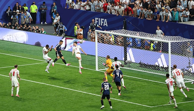 Anh sụp đổ sau bàn thắng ấn định kết quả của Lautaro Martinez. (Ảnh: Getty Images)
