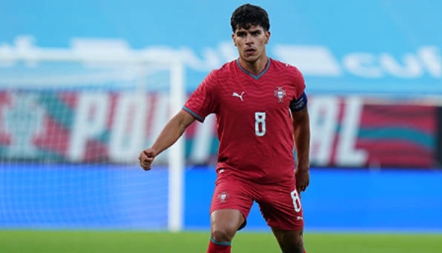 Ảnh bài viết Ám ảnh vụ Sancho, MU nhường Fernandes cho Tottenham