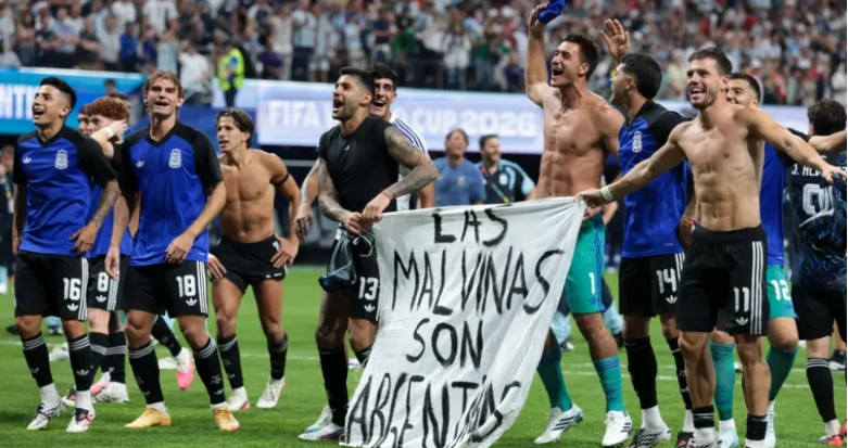 Argentina giăng biểu ngữ liên quan đến chính trị. Ảnh: Getty Images.