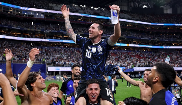 Messi được các đồng đội nâng lên cao sau trận thắng Anh. (Ảnh: Getty Images)