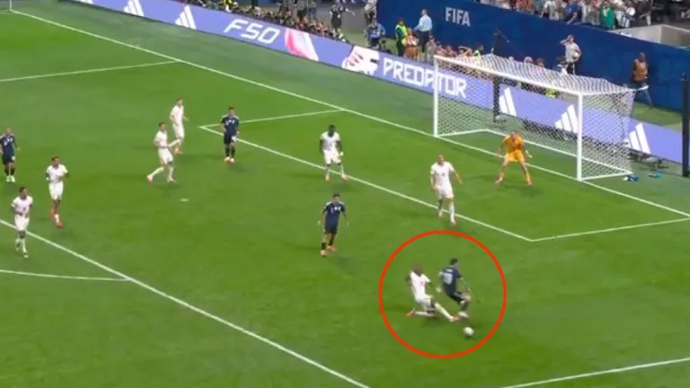 Tình huống tranh cãi trước khi Lionel Messi kiến tạo bàn thắng quyết định. Ảnh chụp màn hình.