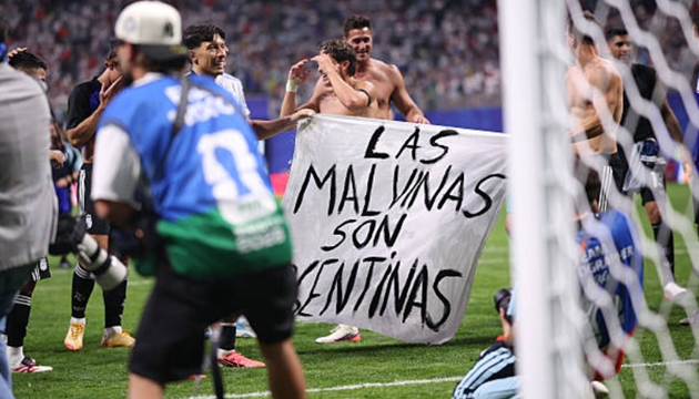 Cầu thủ Argentina giăng băng rôn có yếu tố chính trị sau trận thắng tuyển Anh. (Ảnh: Getty Images)