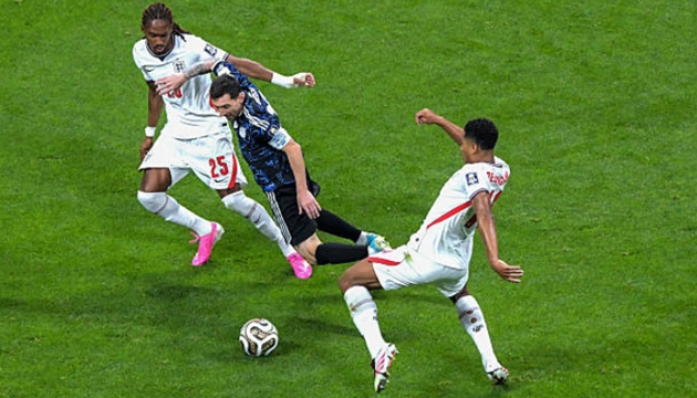 Messi tả xung hữu đột giữa vòng vây các cầu thủ Anh. (Ảnh: Getty Images)