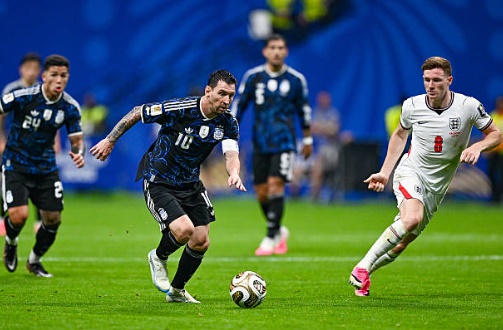 Sự điều chỉnh từ Messi giúp Argentina dần lấy lại thế trận. Ảnh: Getty Images.