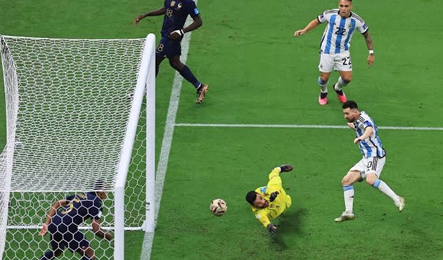 Messi ghi bàn trước Pháp ở World Cup 2022. (Ảnh: The Athletic)