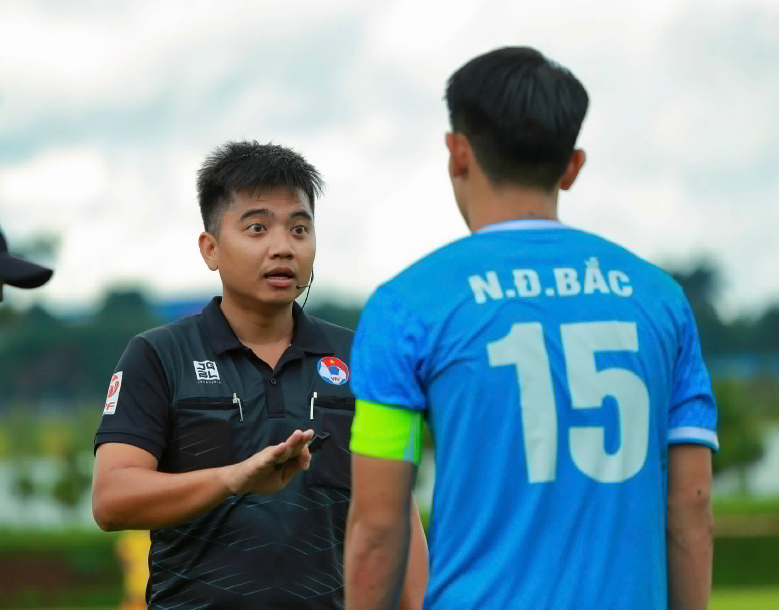 Trọng tài Dương Hữu Phúc tham gia cầm còi ở các giải đấu chuyên nghiệp Việt Nam. Ảnh: NVCC.