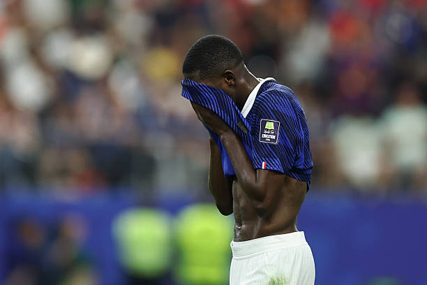 Ousmane Dembele trông lạc lõng trong màu áo tuyển Pháp. Ảnh: Getty Images