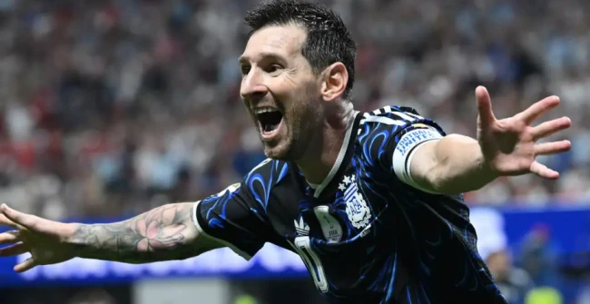 Lionel Messi sẽ đem đến thử thách cho hàng thủ La Roja. Ảnh: Getty.