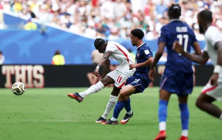 Sau đó, Rashford bứt tốc vào khoảng trống và tung ra cú dứt điểm uy lực buộc thủ môn Mike Maignan phải trổ tài cứu thua.

Pha qua người của Rashford nhanh chóng lan truyền mạnh mẽ, thu hút vô số phản ứng từ người hâm mộ trên mạng xã hội. Một cổ động viên hóm hỉnh đùa rằng: "Trời đất ơi Rashford. Zaire-Emery còn có gia đình mà."

Một người khác viết: "Marcus Rashford có cú xỏ háng cực đỉnh trước Zaire-Emery. Quá mượt." Ảnh biểu đồ hoạt động của Rashford từ Fotmob.


Những người khác lại mô tả đây là "cú xỏ háng ê chề nhất giải đấu." Rashford cho thấy anh chơi rất bùng nổ. Ảnh: Getty Images.

Dù không ghi bàn, những pha xử lý kỹ thuật của Rashford làm nổi bật sự tự tin và cảm hứng chơi bóng trong bối cảnh tuyển Anh có màn trình diễn tấn công đầy bùng nổ. Ảnh: Getty Images.

Đây cũng là lời nhắc nhở dành cho người hâm mộ United về phẩm chất định đoạt trận đấu mà anh có thể mang lại khi đạt phong độ cao nhất. Ảnh: Getty Images.

Trước khi rời sân sau 45 phút thi đấu, Rashford để lại dấu ấn với pha kiến tạo cho Saka lập công. Ảnh: Getty Images.

Nếu cải thiện khả năng dứt điểm, Rashford sẽ còn bùng nổ hơn nhiều ở mùa tới. Ảnh: Getty Images.