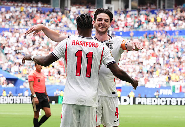 Pha qua người của Rashford nhanh chóng lan truyền mạnh mẽ, thu hút vô số phản ứng từ người hâm mộ trên mạng xã hội. Một cổ động viên hóm hỉnh đùa rằng: "Trời đất ơi Rashford. Zaire-Emery còn có gia đình mà."

Một người khác viết: "Marcus Rashford có cú xỏ háng cực đỉnh trước Zaire-Emery. Quá mượt." Ảnh biểu đồ hoạt động của Rashford từ Fotmob.


Những người khác lại mô tả đây là "cú xỏ háng ê chề nhất giải đấu." Rashford cho thấy anh chơi rất bùng nổ. Ảnh: Getty Images.

Dù không ghi bàn, những pha xử lý kỹ thuật của Rashford làm nổi bật sự tự tin và cảm hứng chơi bóng trong bối cảnh tuyển Anh có màn trình diễn tấn công đầy bùng nổ. Ảnh: Getty Images.

Đây cũng là lời nhắc nhở dành cho người hâm mộ United về phẩm chất định đoạt trận đấu mà anh có thể mang lại khi đạt phong độ cao nhất. Ảnh: Getty Images.

Trước khi rời sân sau 45 phút thi đấu, Rashford để lại dấu ấn với pha kiến tạo cho Saka lập công. Ảnh: Getty Images.

Nếu cải thiện khả năng dứt điểm, Rashford sẽ còn bùng nổ hơn nhiều ở mùa tới. Ảnh: Getty Images.