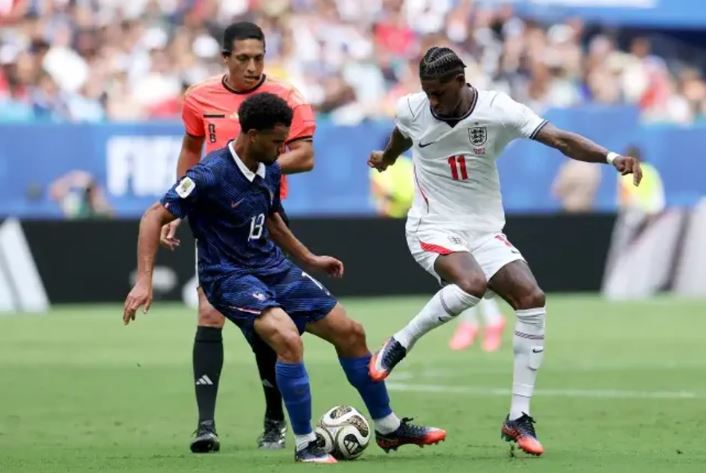 Ảnh bài viết Rashford khiến Zaire-Emery bẽ mặt với cú xỏ háng kỹ thuật
